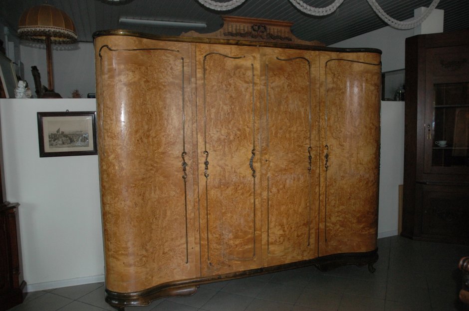 Старый шкаф