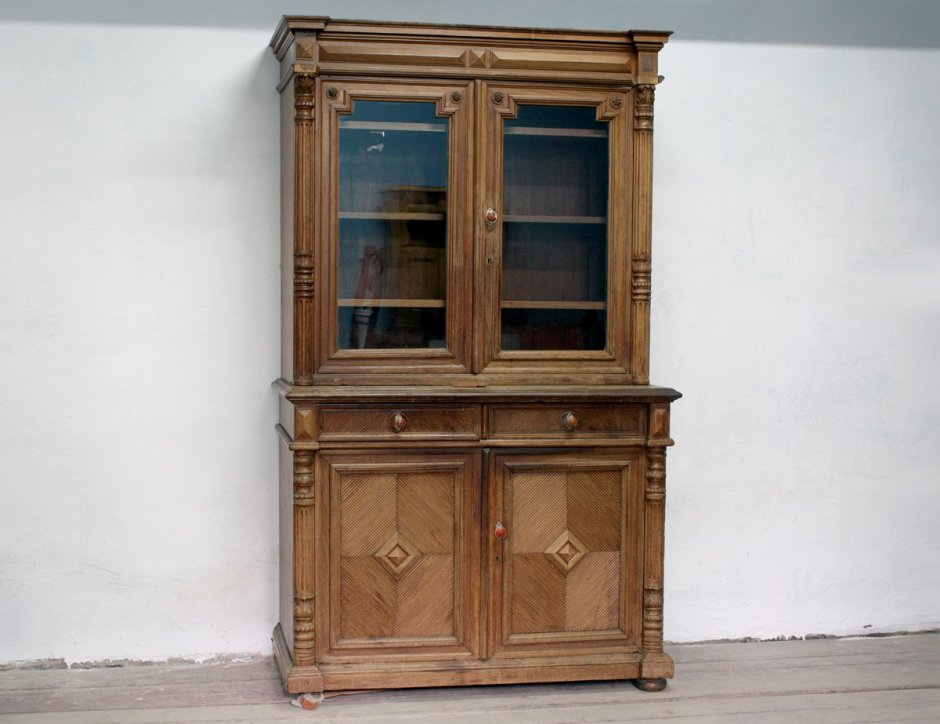 Старинный шкаф