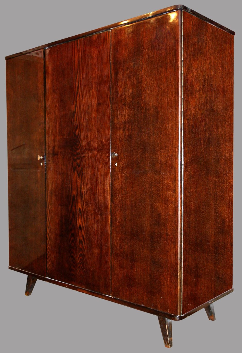 Отреставрированный шкаф