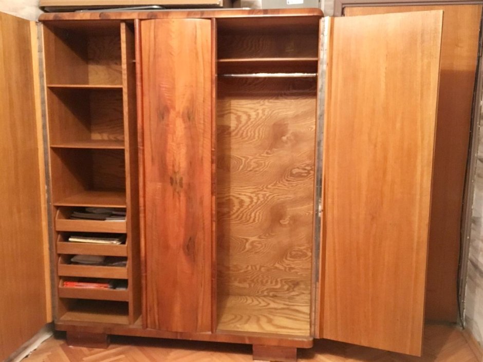 Старинный шкаф сбоку