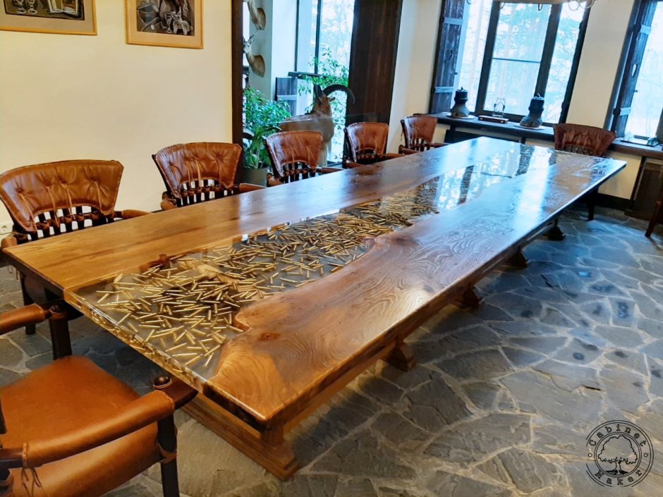 Большой стол гигантский