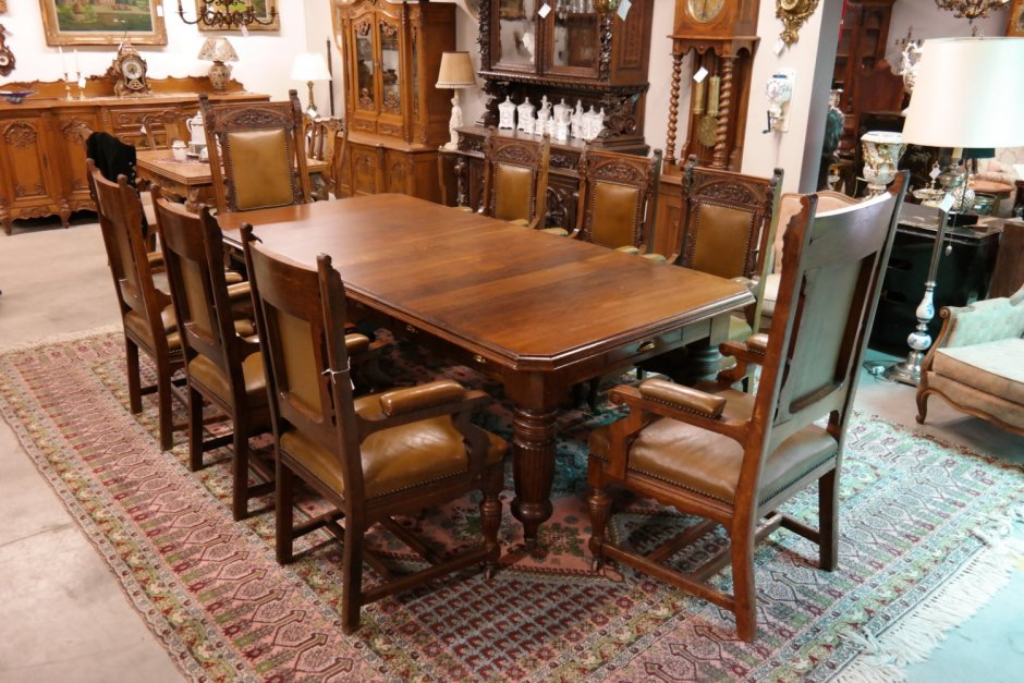 Старинные стулья и столы