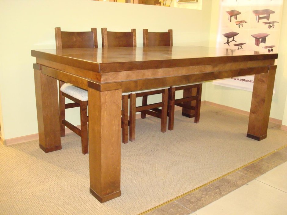 Массивный обеденный стол из дерева