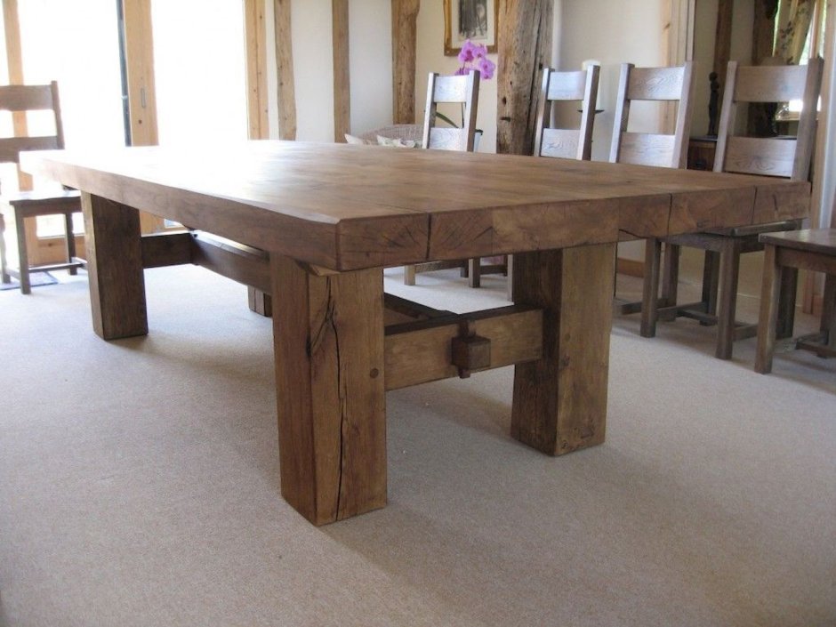 Массивный стол из дерева