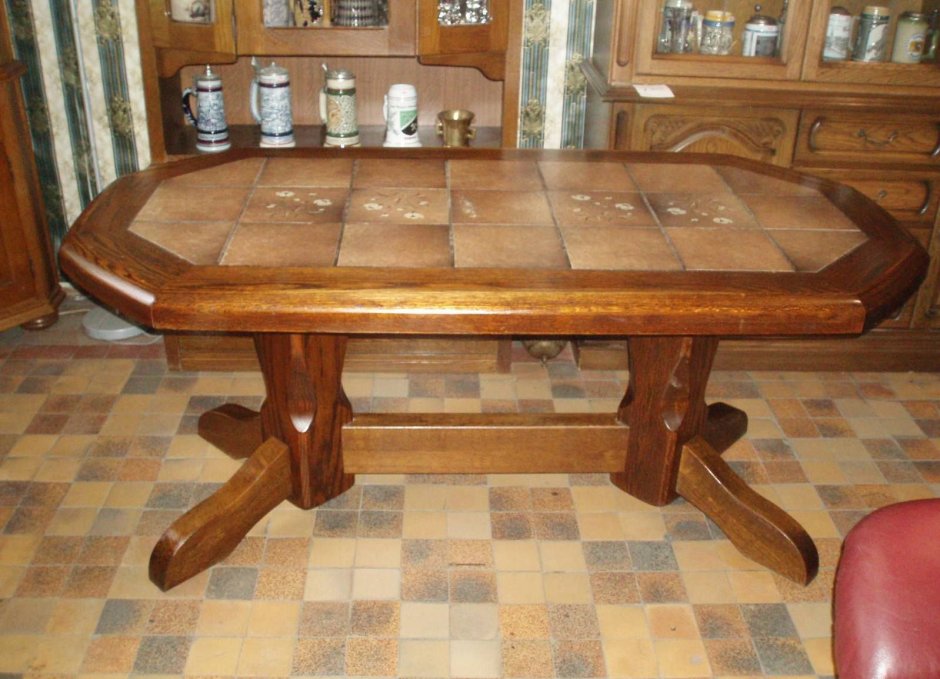 Деревянный стол с плиткой