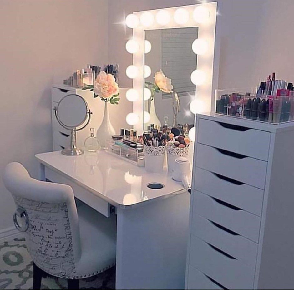 Столик для макияжа в спальню