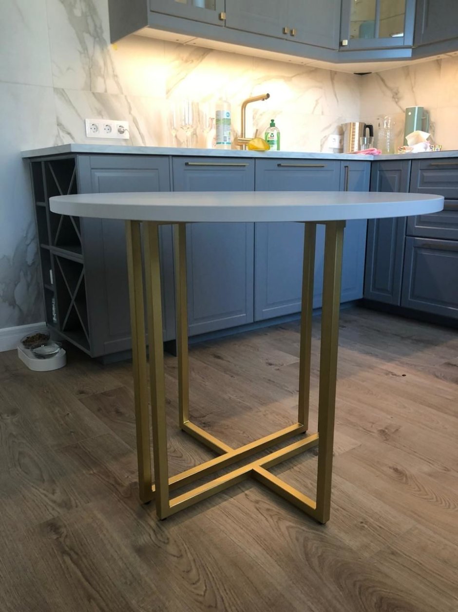 Круглый стол с золотыми ножками