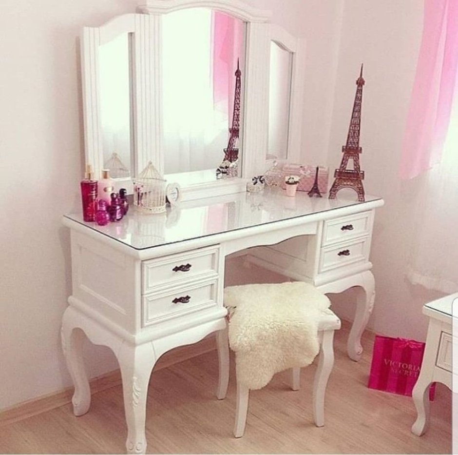 Трюмо с зеркалом в спальню для девочки