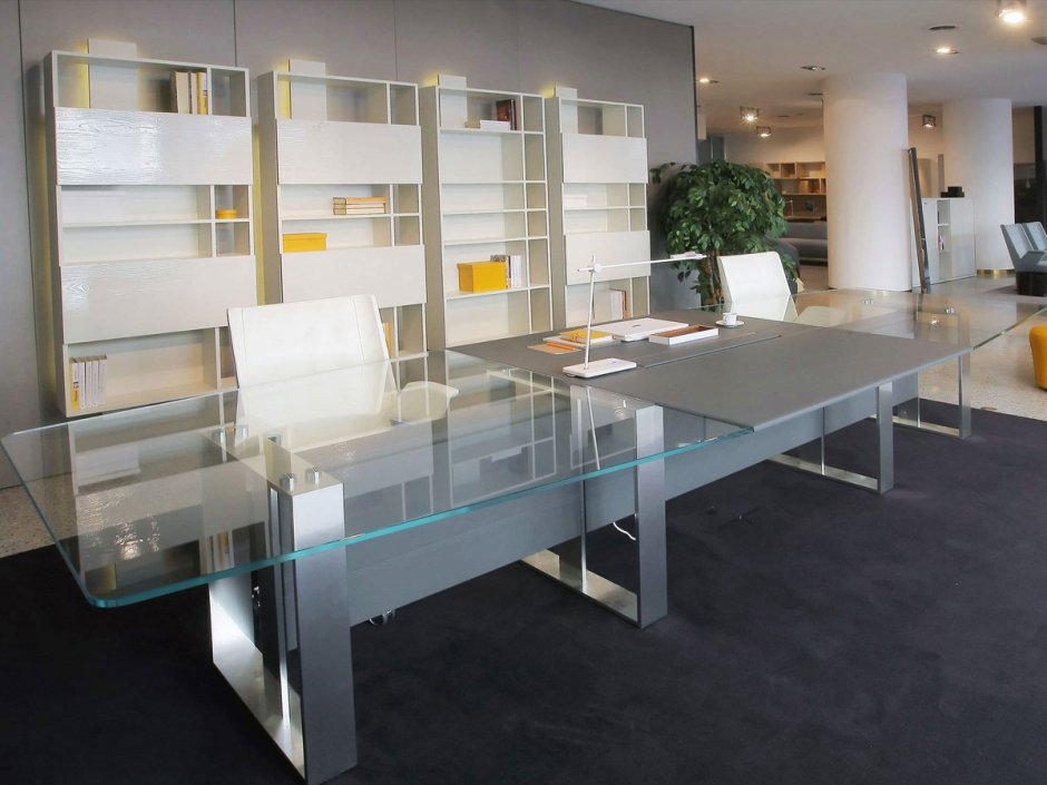 Стеклянный стол для переговоров