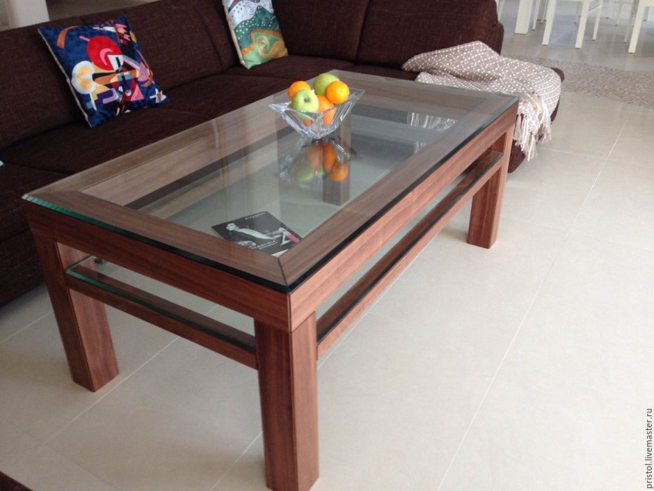 Деревянный стол со стеклянной столешницей