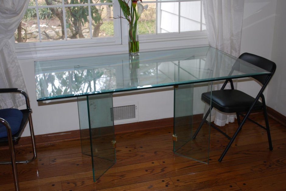 Стол из каленого стекла
