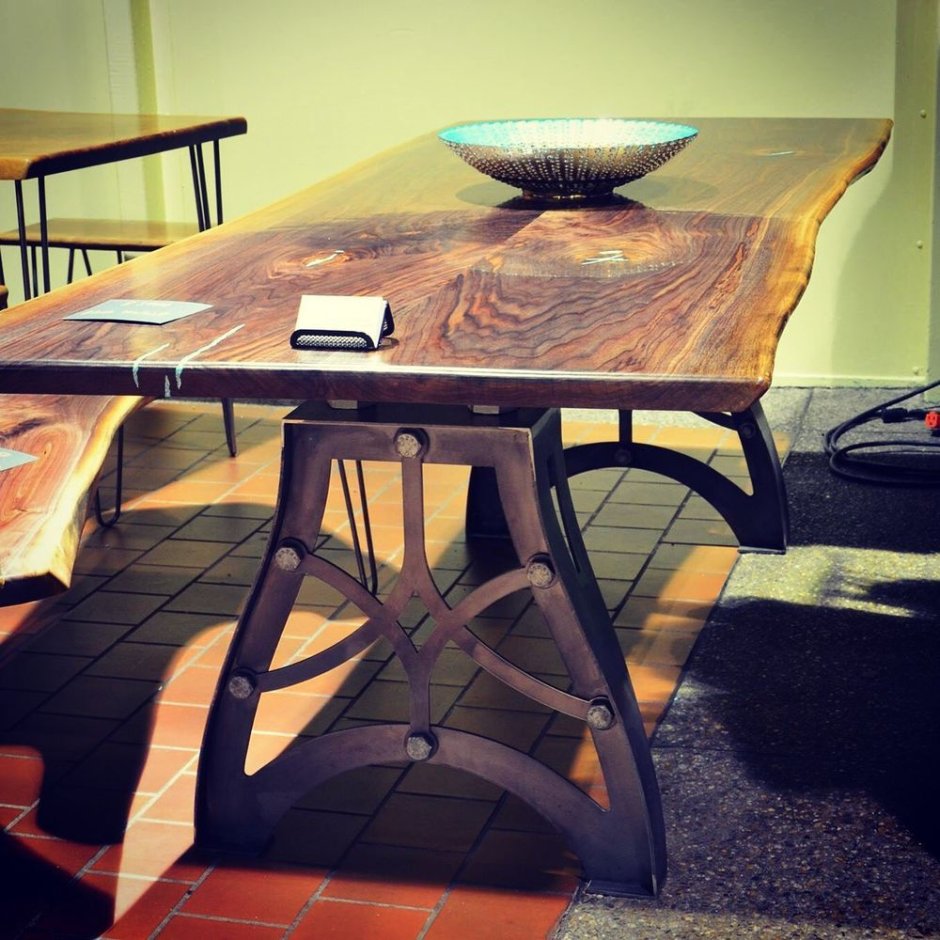 Столик из металла и стекла