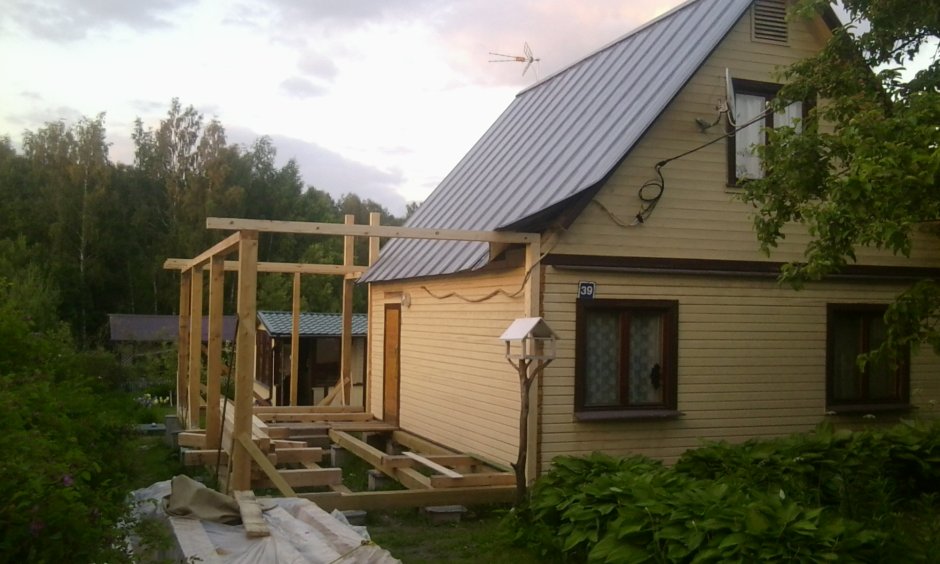 Пристройка с двускатной крышей к деревянному дому