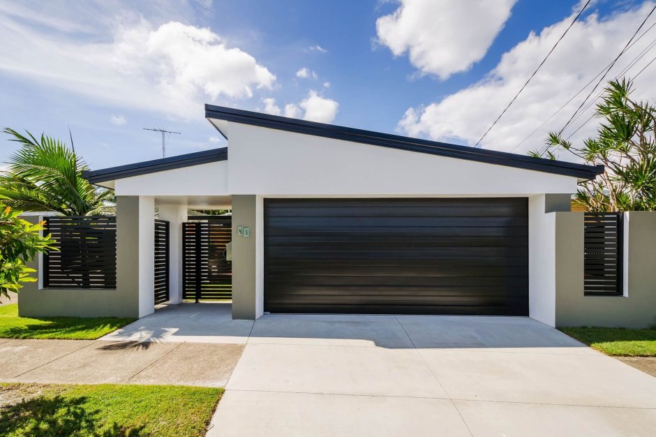 Современный гараж с навесом