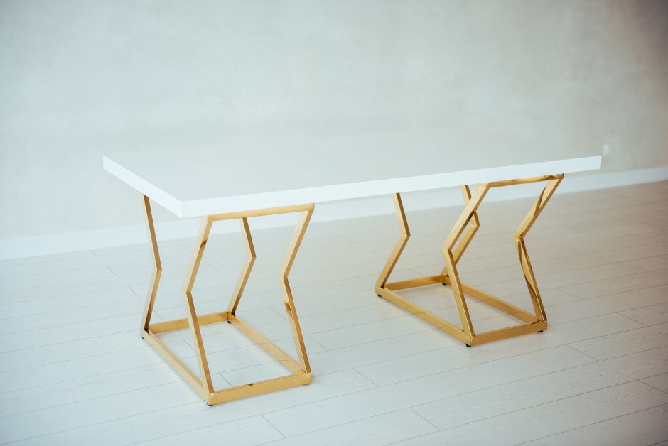 Длинный стол и лавки