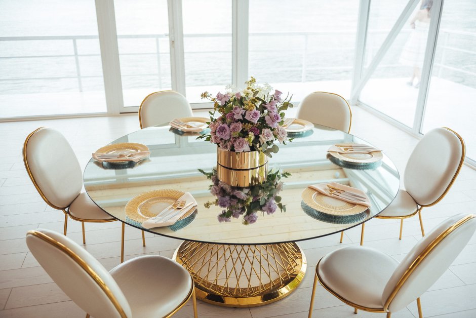 Красные фуршетные столы