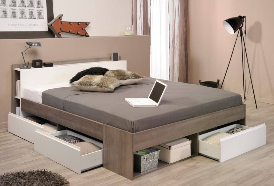 Кровать с тумбочками в изголовье