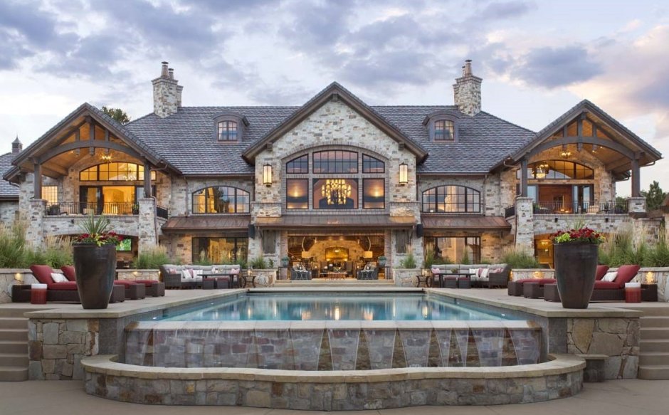 Богатый дом в деревне