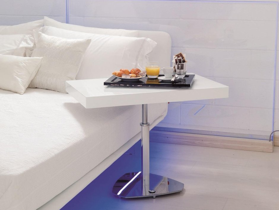 Приставной стеклянный столик к дивану