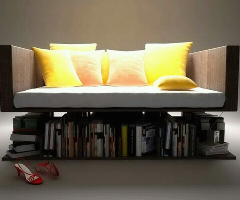Диван под книжными полками