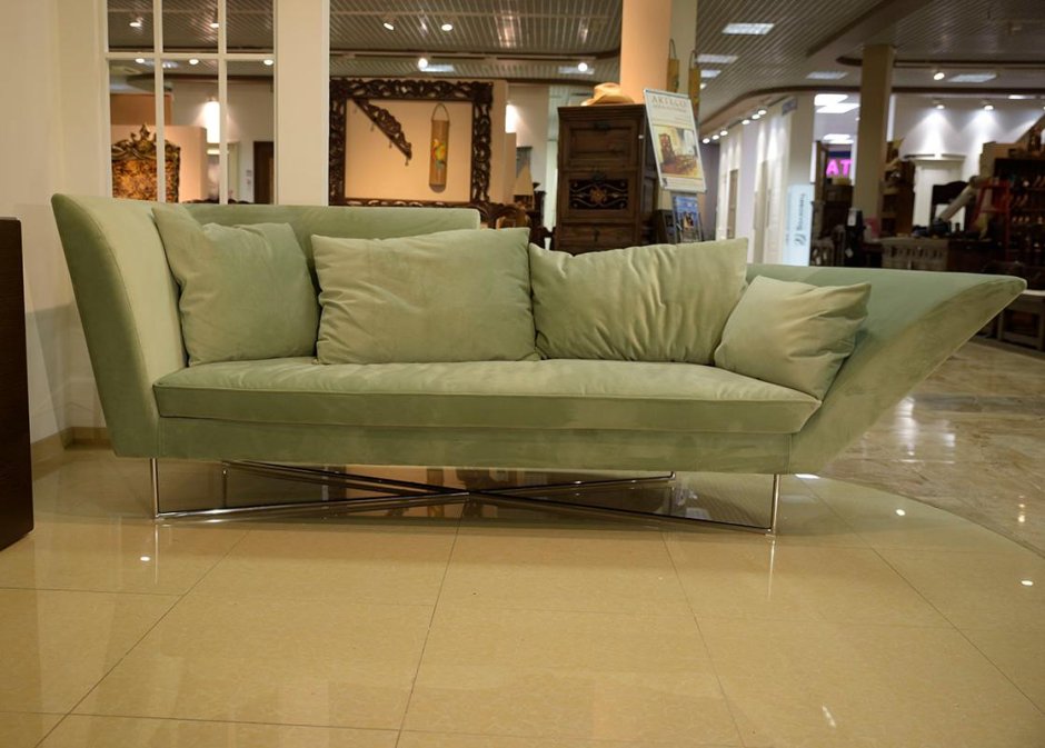 Диван с парящим эффектом