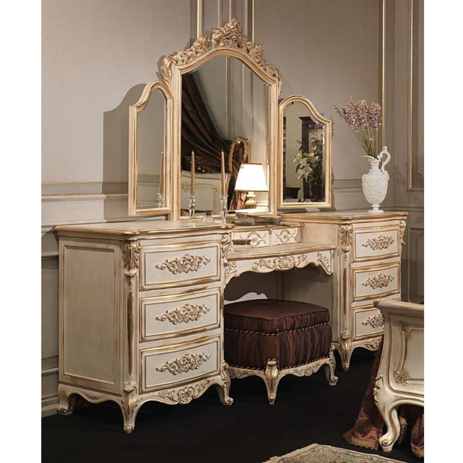 Туалетный столик в классическом стиле