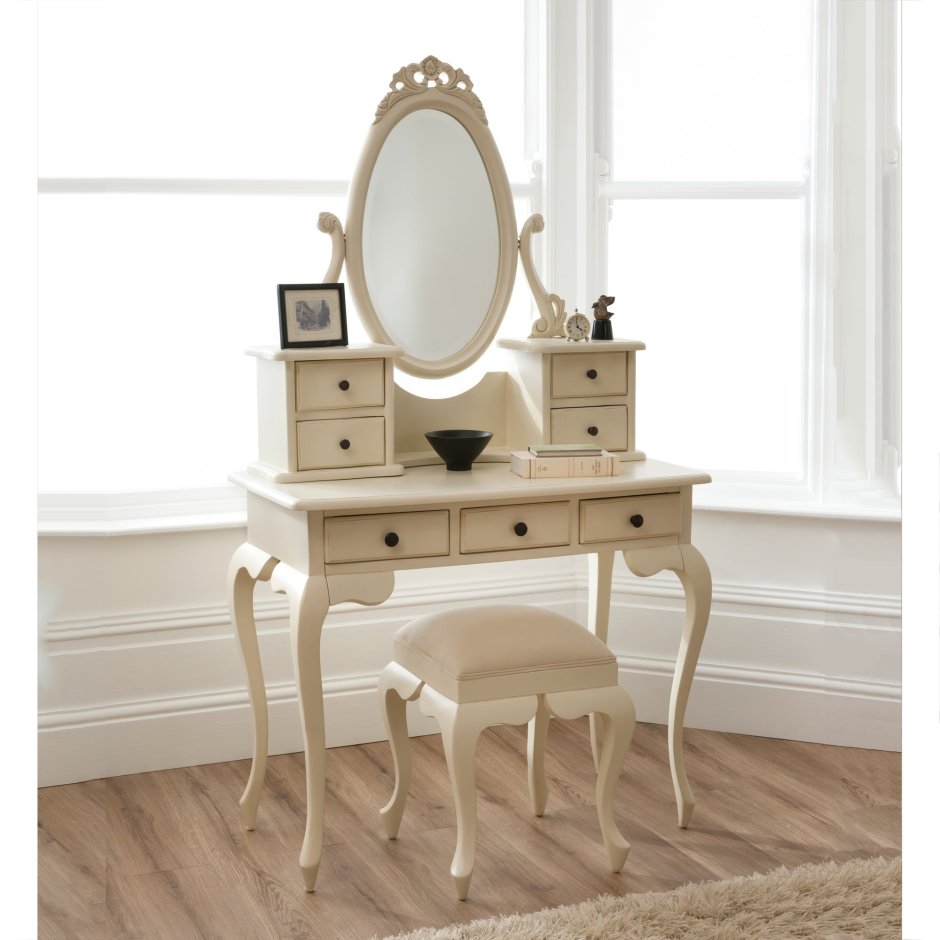 Туалетный столик с зеркалом в старинном стиле