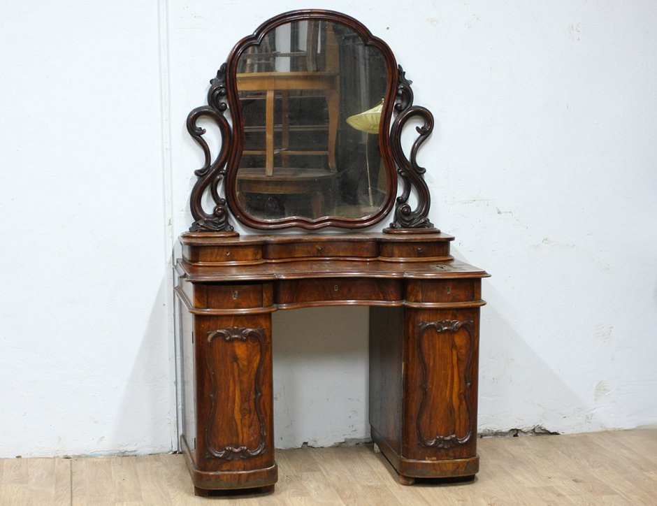 Старинная мебель из дерева туалетный столик