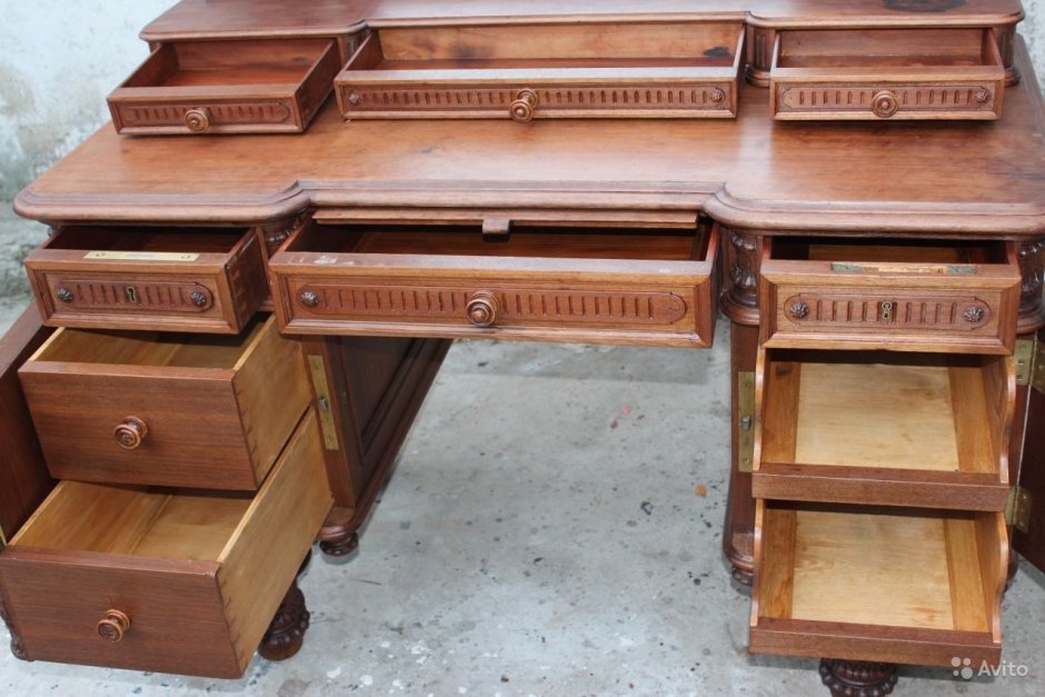 Дамские столики из массива дерева