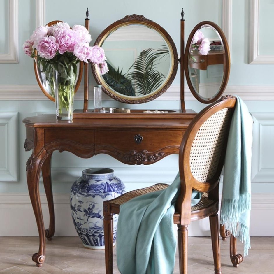 Винтажный столик косметический