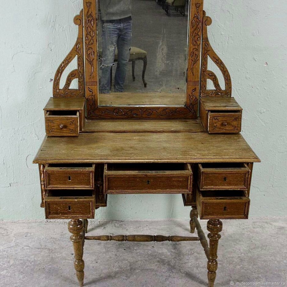 Старинный туалетный столик