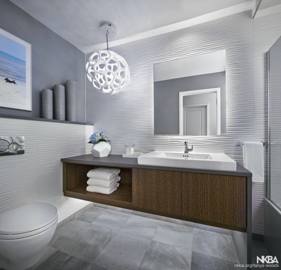 Ванная в сером цвете с деревом