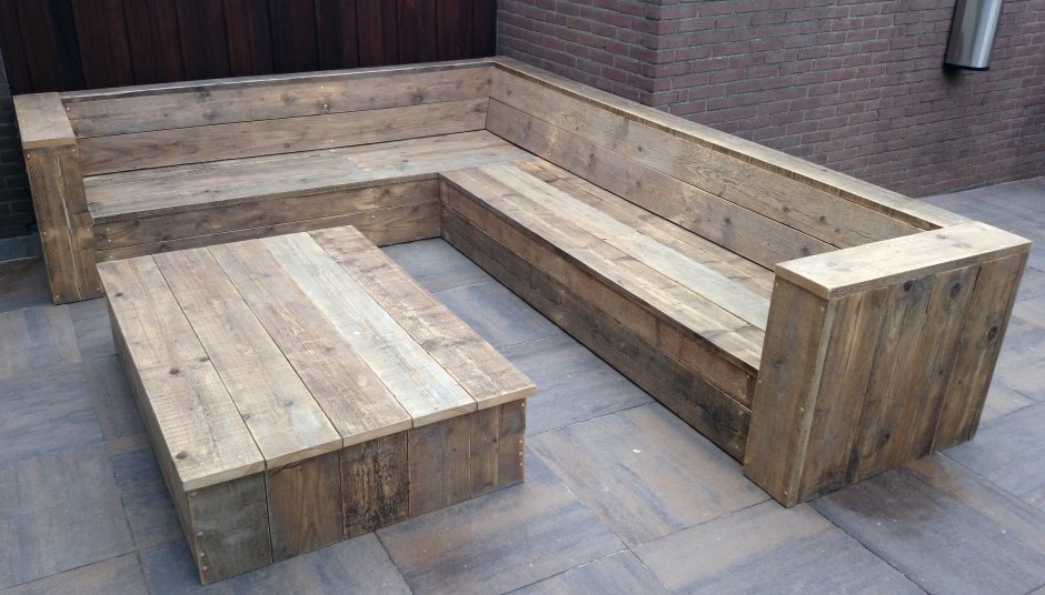 Диван на деревянном каркасе