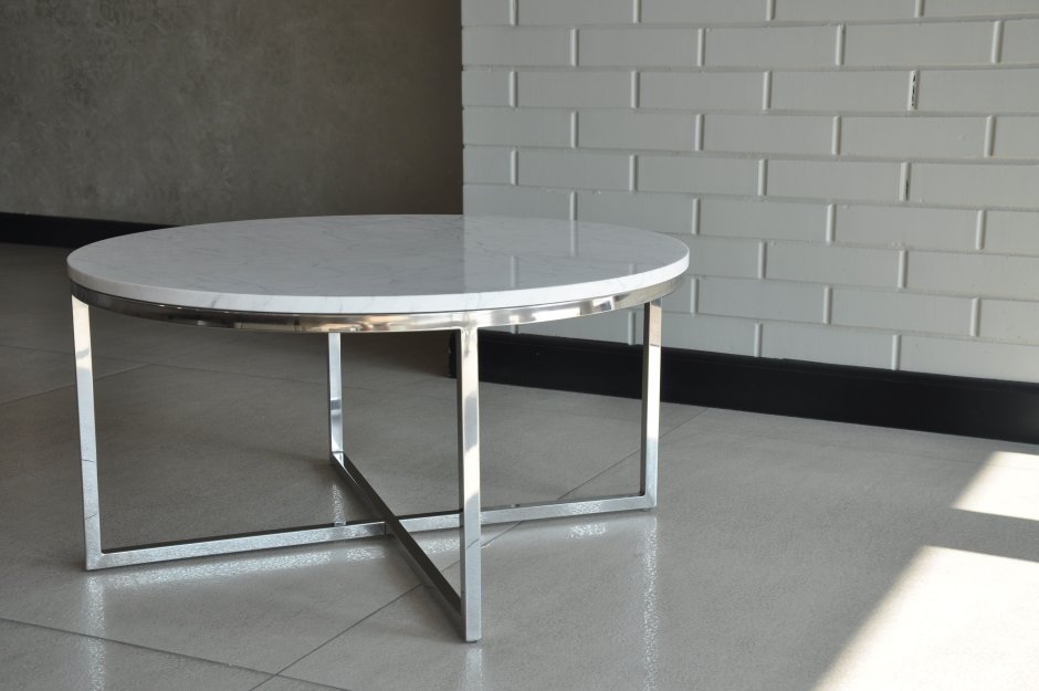 Журнальный столик из металла и стекла