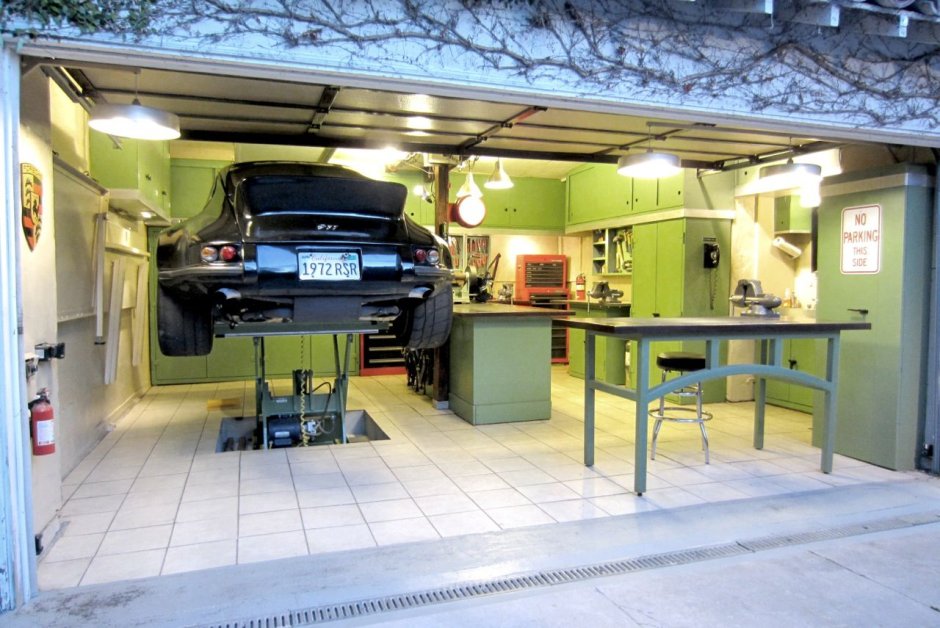 Зеленый цвет стен в автомастерской