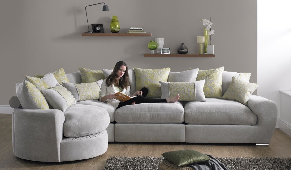 Угловой диван с мягкими подушками