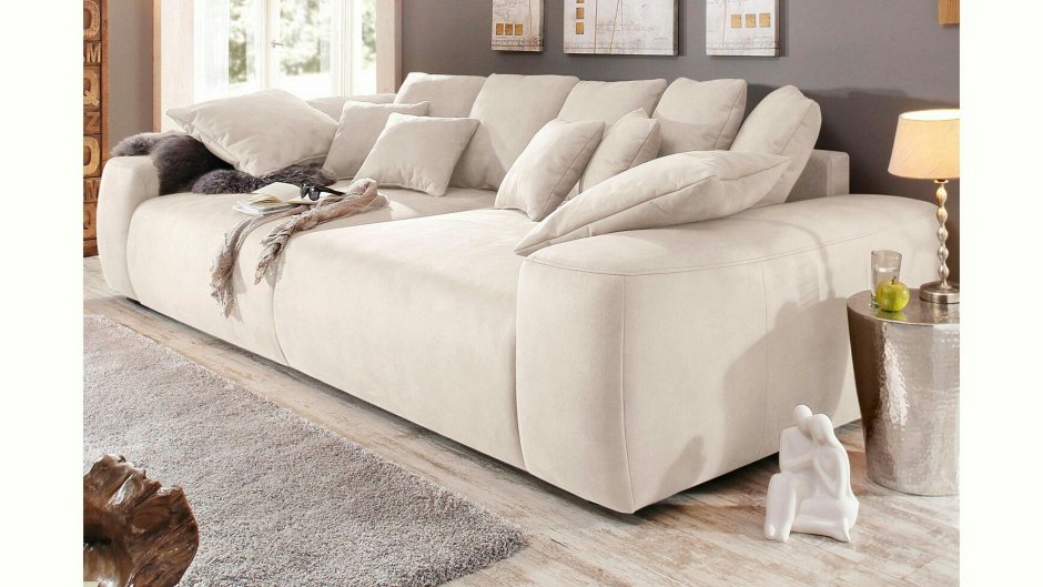 Широкий диван с подушками