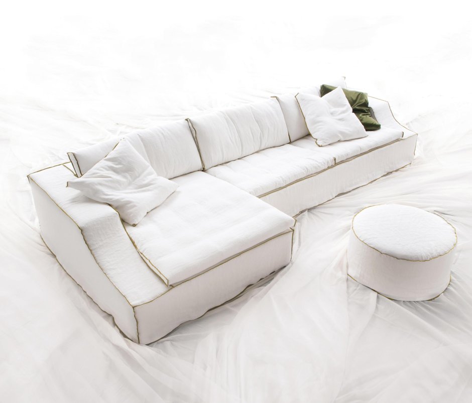 Диван с мягкими подушками