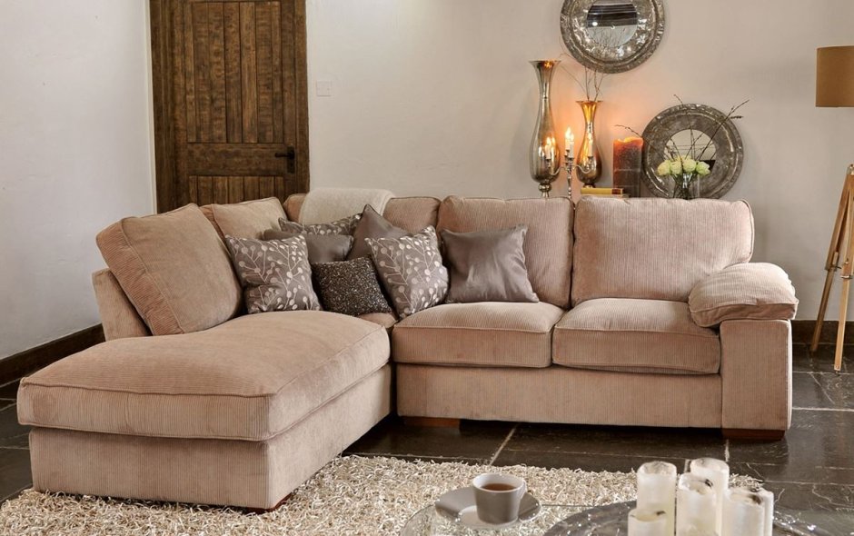 Угловой диван с подушками