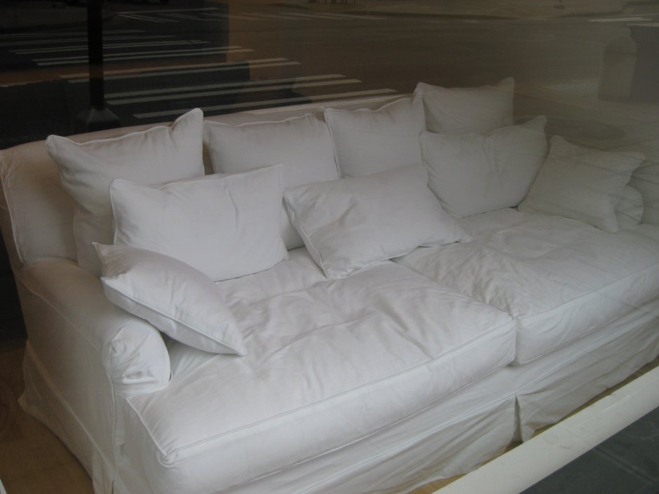 Глубокий диван с подушками