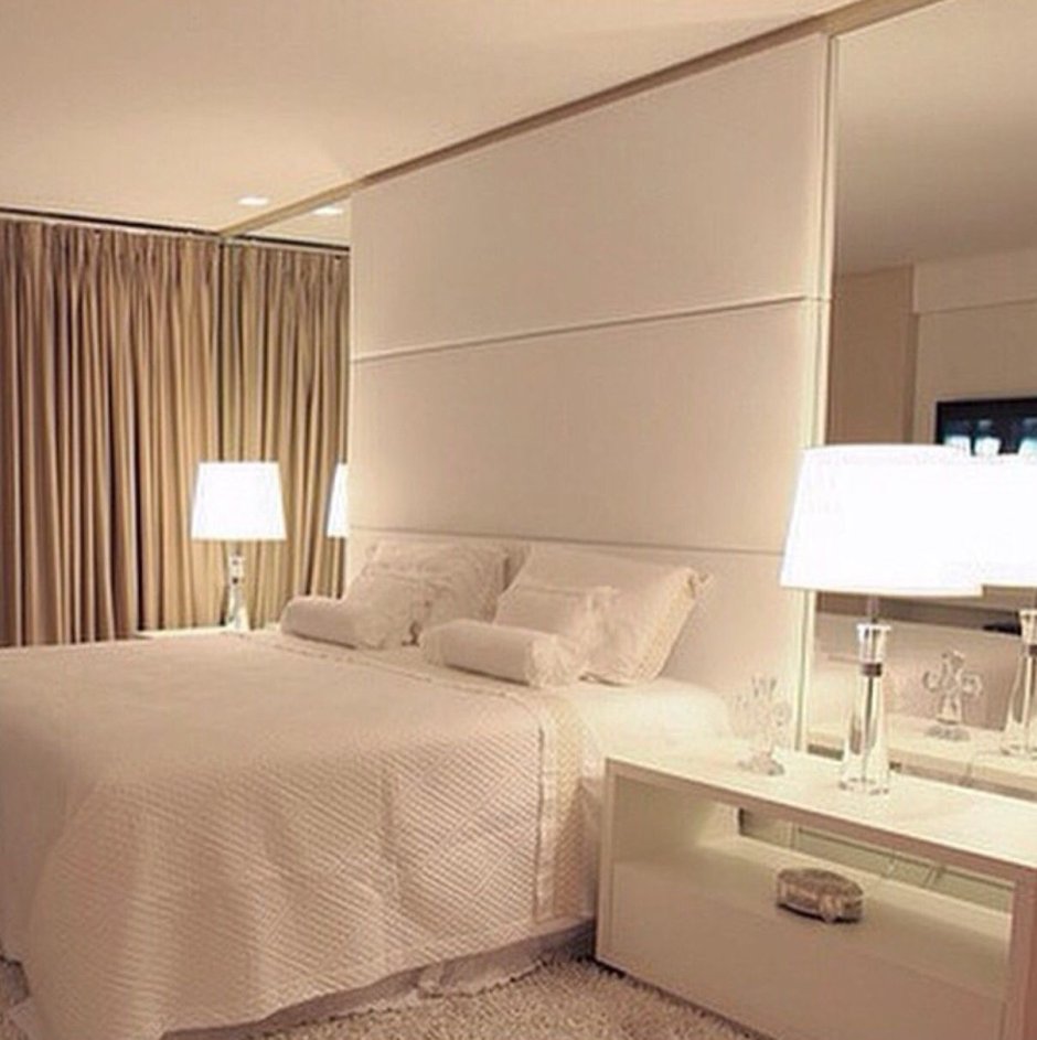 Зеркало рядом с кроватью