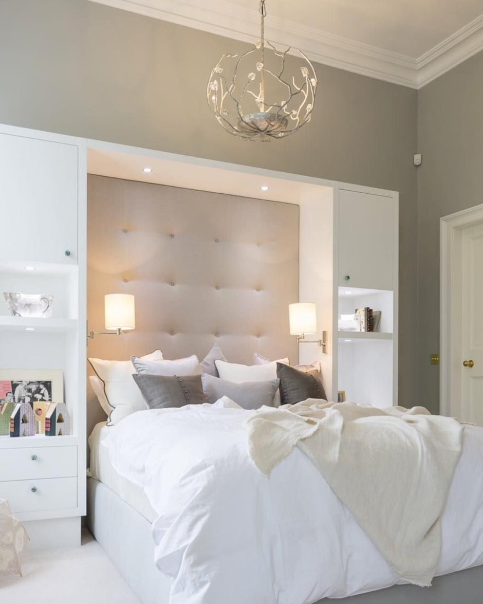 Шкаф в изголовье кровати