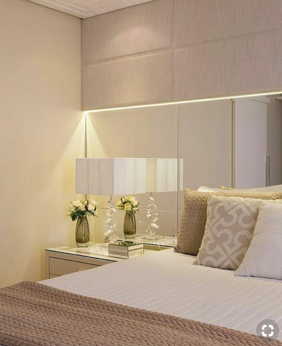 Кровать с зеркалом в изголовье