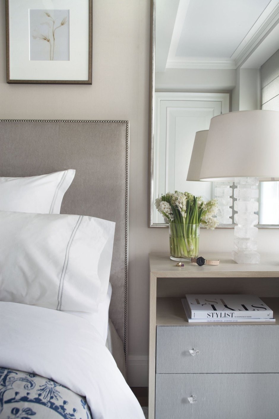 Зеркала над тумбочками в спальне