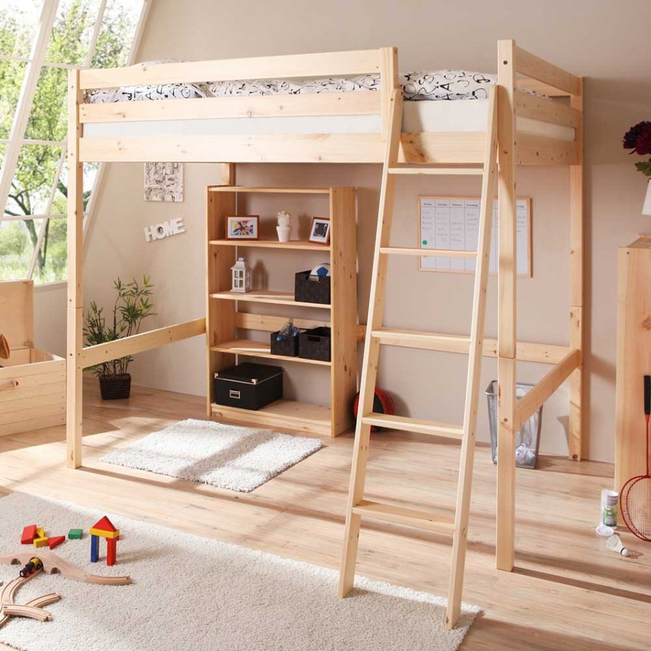 Кровать наверху