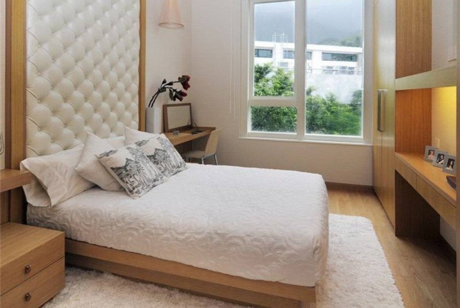 Двуспальная кровать в маленькой комнате