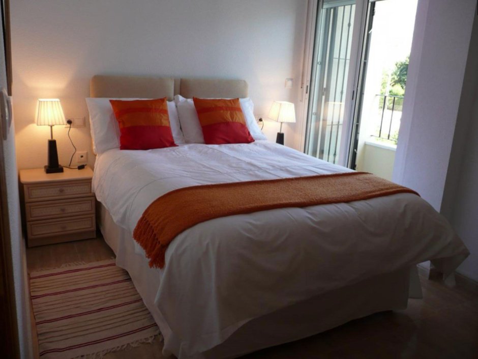 Маленькая спальня с большой кроватью