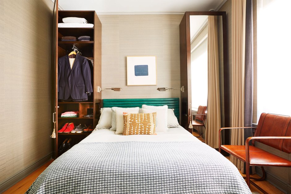 Узкая спальня с кроватью и шкафом