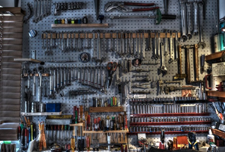 Гараж с кучей инструментов