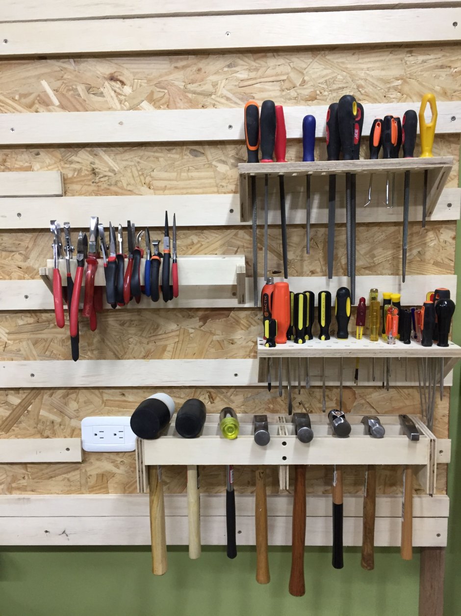 Полка для инструмента в гараже